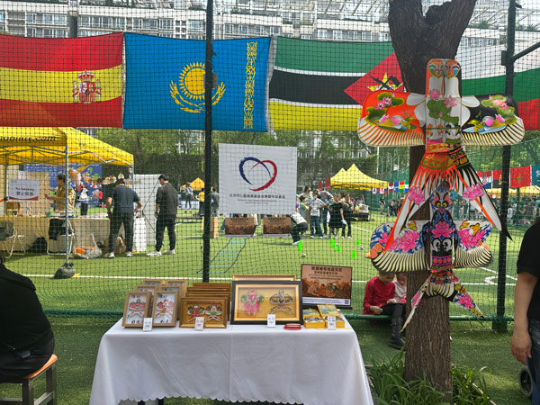 The Beijing One Heart Sphere Charity Foundation Heartstrings Special Fund raised funds by selling kites at the CISB International Kite Festival, and the proceeds were used to assist the earthquake victims in Myanmar.