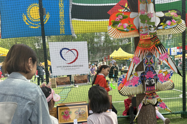 The Beijing One Heart Sphere Charity Foundation Heartstrings Special Fund raised funds by selling kites at the CISB International Kite Festival, and the proceeds were used to assist the earthquake victims in Myanmar.